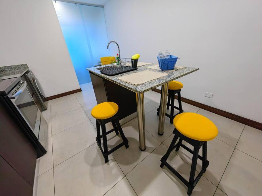 1102 Torre Los Yoses Hermoso Apartamento En Barrio Escalante Sin Parqueo 聖荷西 外观 照片